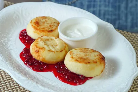 Сытный и полезный завтрак за 10 минут: рецепт нежнейших сырников без капли масла