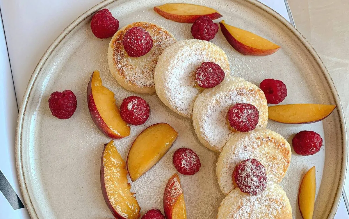 Ситний і корисний сніданок за 10 хвилин: рецепт найніжніших сирників без краплі олії - today.ua