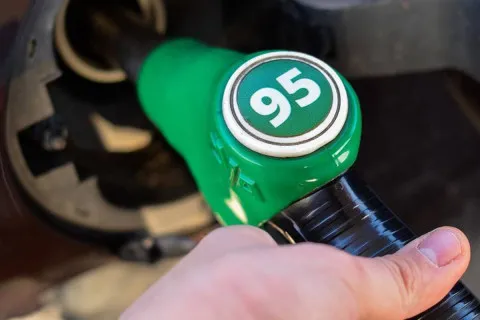 Бензин, який повільно вбиває двигун: чому сучасний А-95 шкодить навіть новим авто