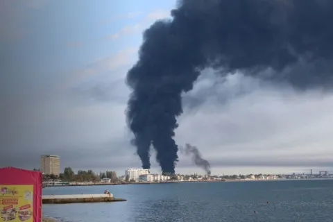 У Феодосії після удару ЗСУ третю добу горить нафтобаза: люди масово покидають місто