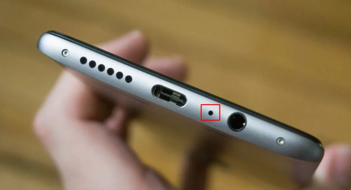 Маленький отвір біля зарядного порту смартфона: що це та яку важливу функцію виконує - today.ua