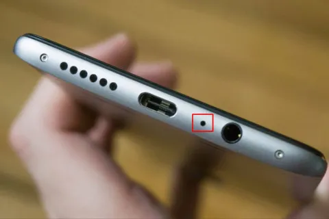 Маленький отвір біля зарядного порту смартфона: що це та яку важливу функцію виконує