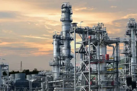 После атаки дронов горит газоперерабатывающий завод в Волгоградской области РФ