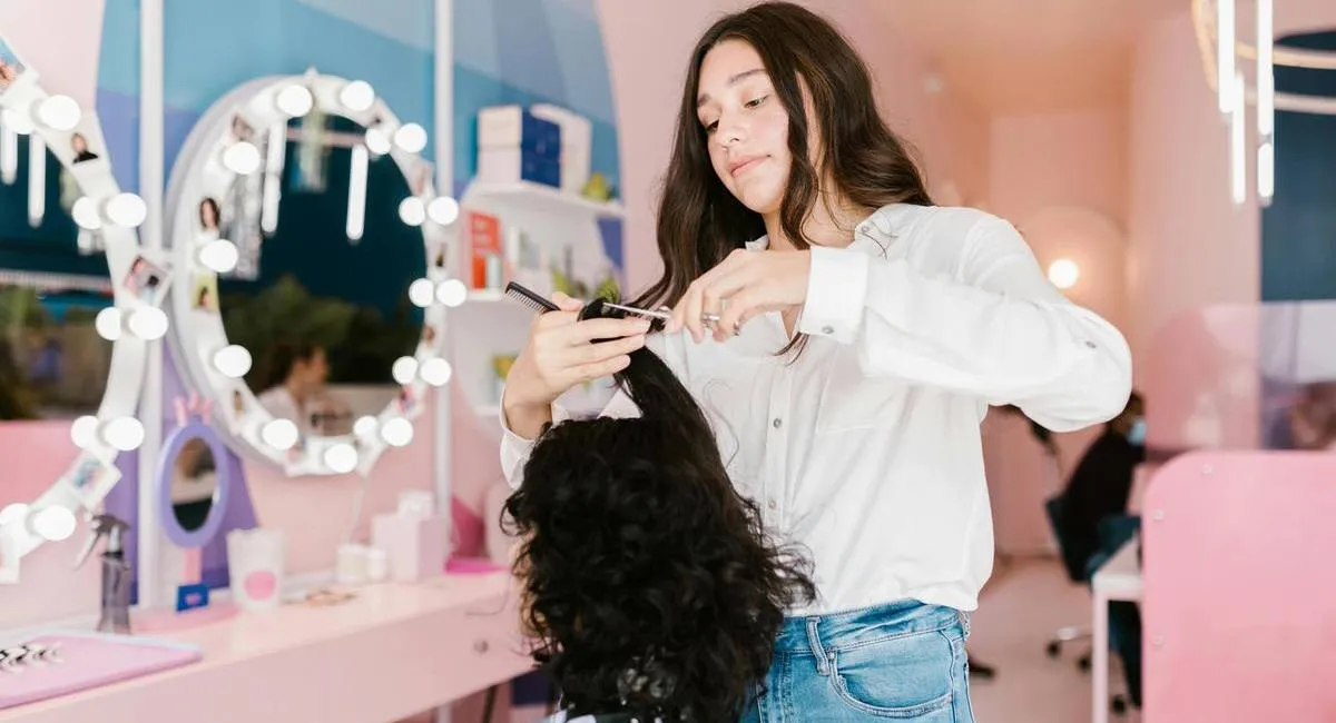 Трендовые стрижки для тонких волос: идеи причесок, которые придадут объем и пышность - today.ua