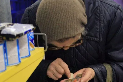 Бідність по-українськи: яка сума потрібна для пенсіонера, працівника і дитини, щоб не опинитися "за межею"