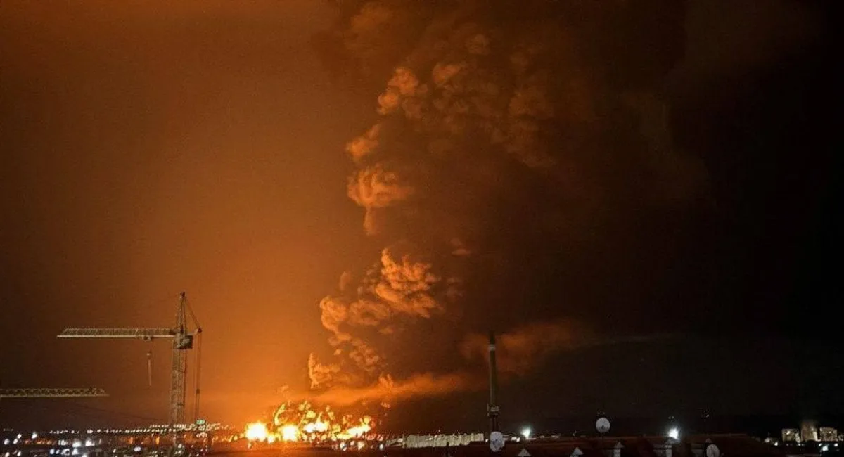 Дрони повторно вдарили по нафтобазі у Феодосії: здійнялася масштабна пожежа (фото, відео) - today.ua