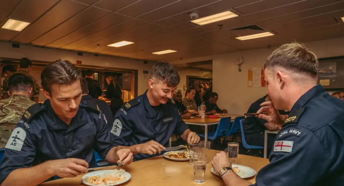 Нам і не снилося: моряків британського авіаносця годують понад 70 кухарів, щодня готуючи по 8000 порцій страв - today.ua