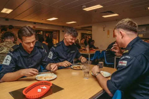 Нам и не снилось: моряков британского авианосца кормят более 70 поваров, ежедневно готовя по 8000 порций блюд