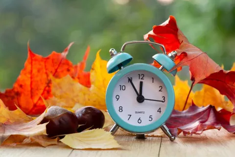 Україна знову переходить на зимовий час: коли з’явиться додаткова година для сну