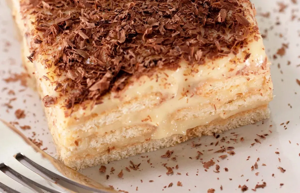 Торт без духовки, сиру та масла: як приготувати легкий десерт з ніжним вершковим кремом - today.ua