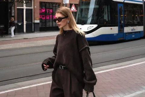 Самые модные брюки осени 2025: как выбрать и с чем носить новый тренд