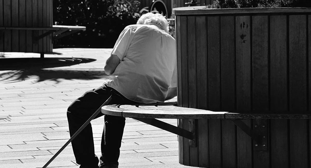 Самотній мертвий пенсіонер пролежав у своїй квартирі 15 років: рештки чоловіка виявили випадково - today.ua