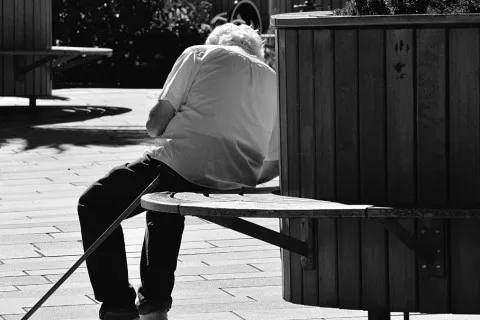 Самотній мертвий пенсіонер пролежав у своїй квартирі 15 років: рештки чоловіка виявили випадково