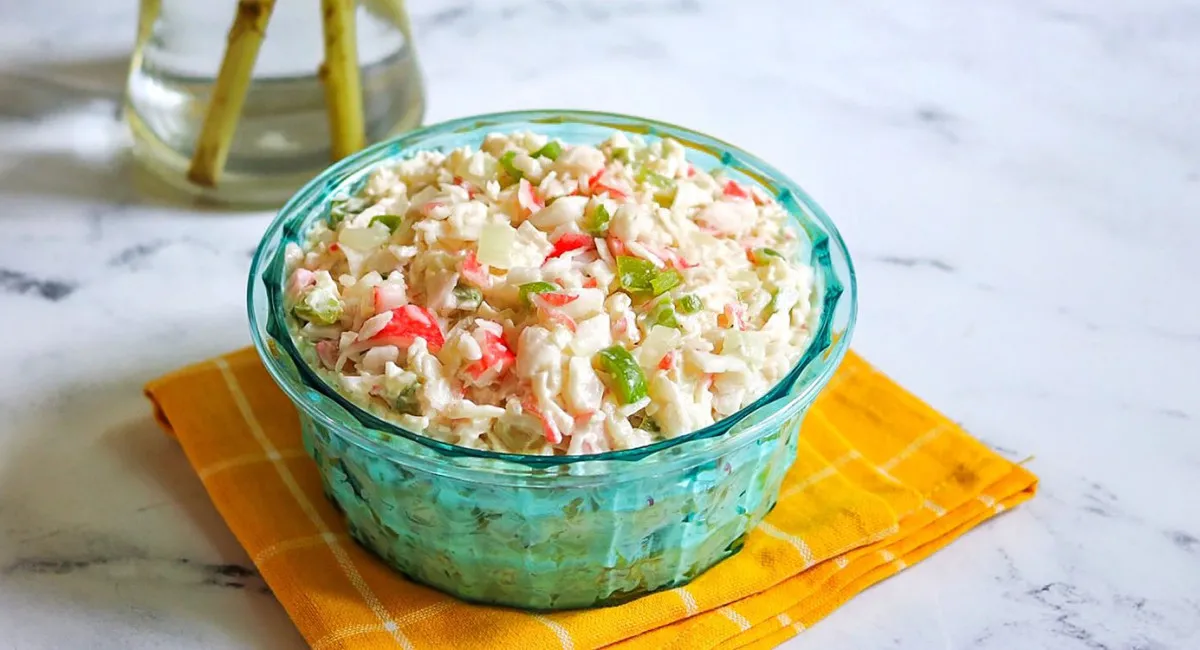 Потрібно мінімум продуктів і часу: рецепт швидкого салату, який не затримається надовго на столі - today.ua