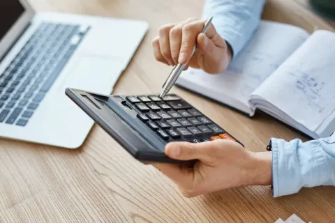 "Стригут не тех": экономист раскритиковал налоговую политику под требования МВФ