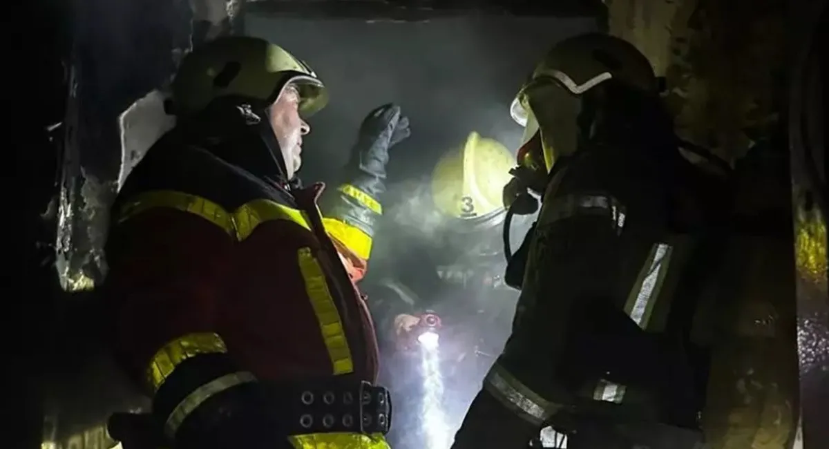 Огонь уносит жизни: в Запорожье во время пожара в многоэтажке погиб 57-летний мужчина (видео) - today.ua