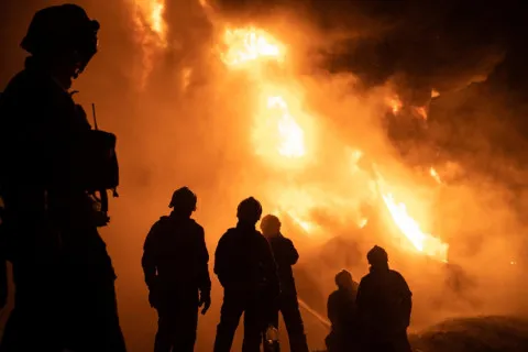 Росія цієї ночі знову нищила український газовидобуток: українців просять скоротити споживання газу