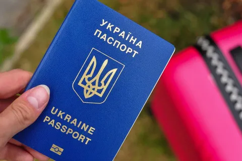 Україна опустилася у світовому паспортному індексі: що це означає для туристів