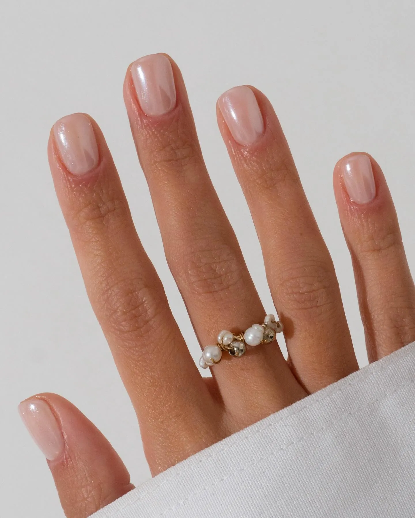 Полька-дот, иней и кашемир: названы главные тренды зимнего маникюра Полька-дот, иней и кашемир: названы главные тренды зимнего маникюра - today.ua