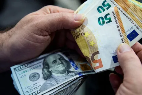 Доллар дорожает, евро резко взлетел в цене: курс валют от НБУ на 12 декабря