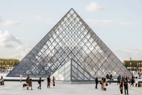 Зухвале пограбування Лувру в Парижі: злодіям знадобилося лише 7 хвилин