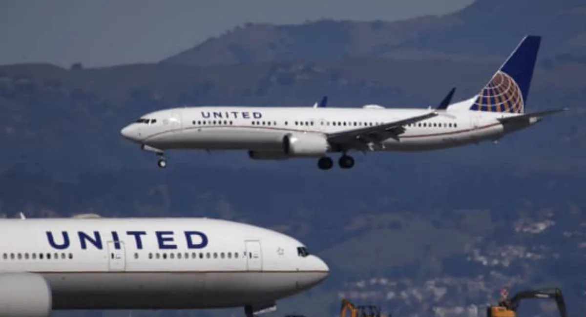 Щось вдарило з неба: Boeing у США здійснив екстрену посадку після таємничого інциденту - today.ua