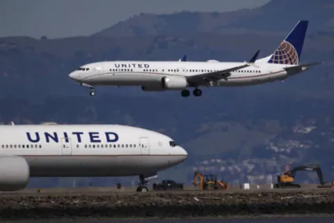 Что-то ударило с неба: Boeing в США совершил экстренную посадку после таинственного инцидента