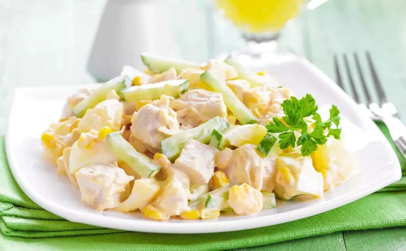 Кохання з першої ложки: рецепт смачного салату, яким можна замінити Олів'є Кохання з першої ложки: рецепт смачного салату, яким можна замінити Олів'є - today.ua