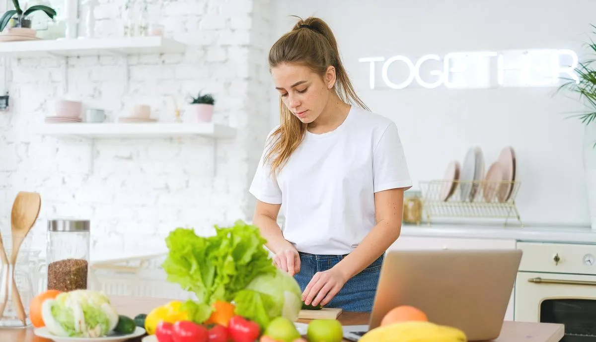 Як перестати «заїдати» стрес і повернути легкість тілу: поради дієтологів Як перестати «заїдати» стрес і повернути легкість тілу: поради дієтологів - today.ua