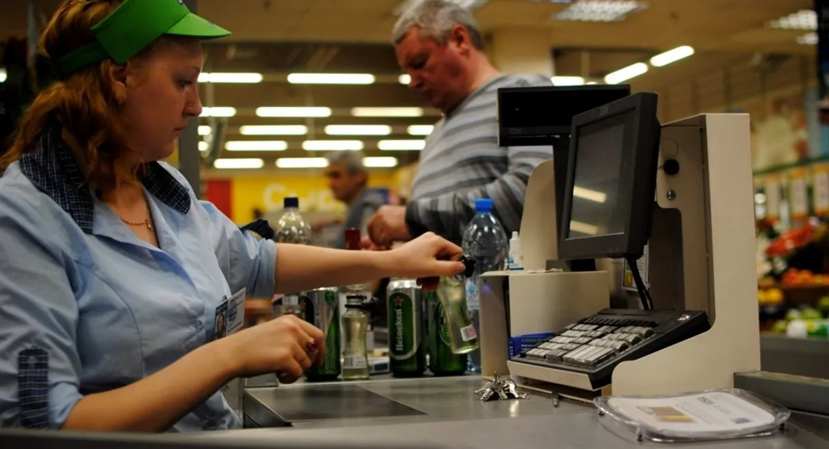 Кассиры и охранники в супермаркетах часто ведут себя неправомерно: что им на самом деле запрещено - today.ua