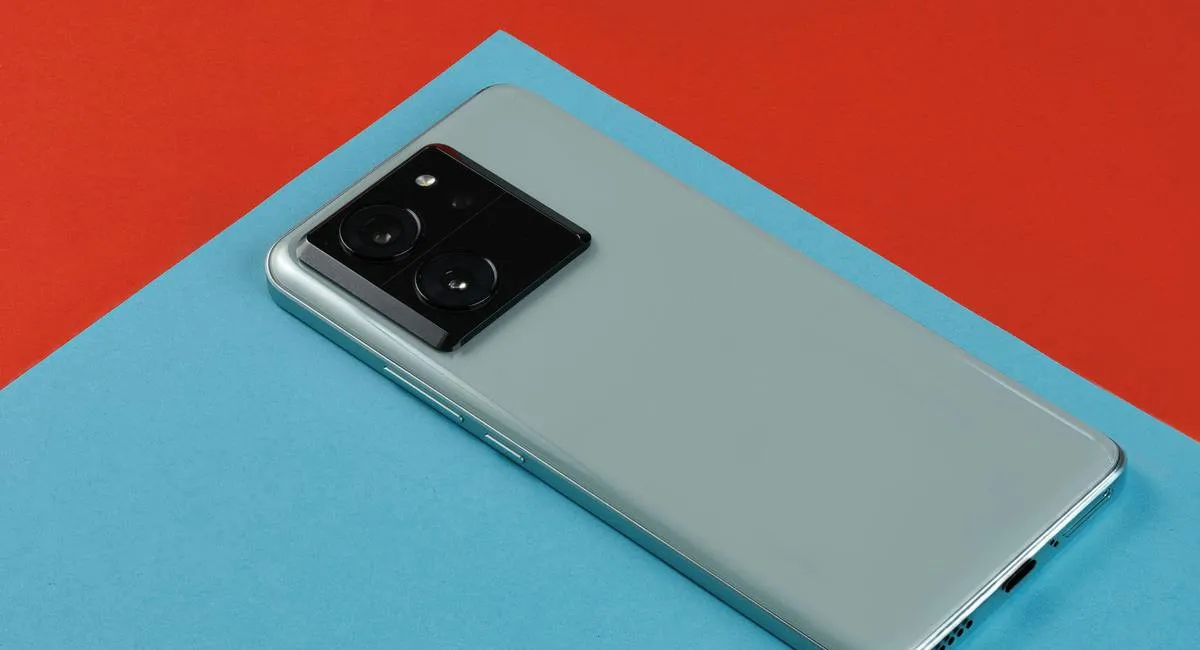 Чому мобільний телефон завжди слід класти екраном вниз: експерти назвали вагомі причини - today.ua