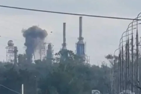 Українські дрони уразили завод з виробництва боєприпасів та НПЗ в Росії: деталі від Генштабу (відео)