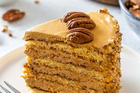 Медовик за 15 минут: как легко и быстро приготовить вкусный торт без духовки 