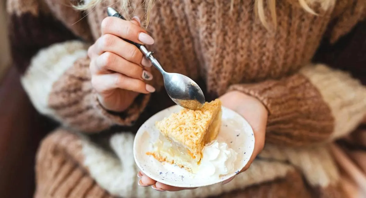 Яблучний пиріг з секретним інгредієнтом: рецепт осіннього десерту, який тане в роті - today.ua