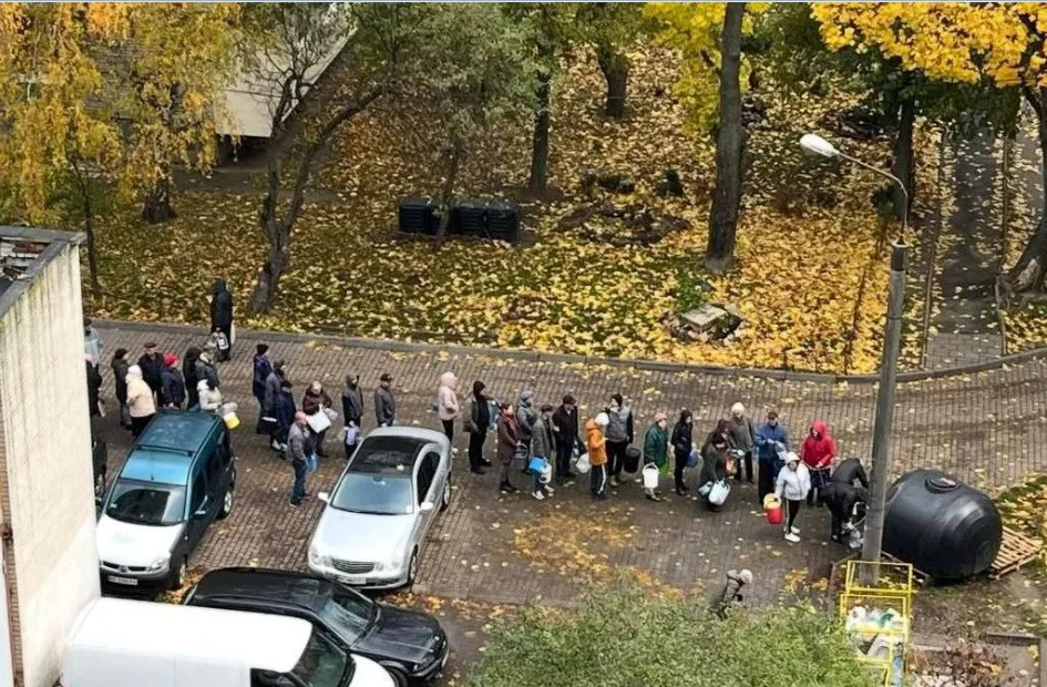 У Львові вже четверту добу не можуть відновити водогін: старі труби прорвало у багатьох місцях (Відео) - today.ua