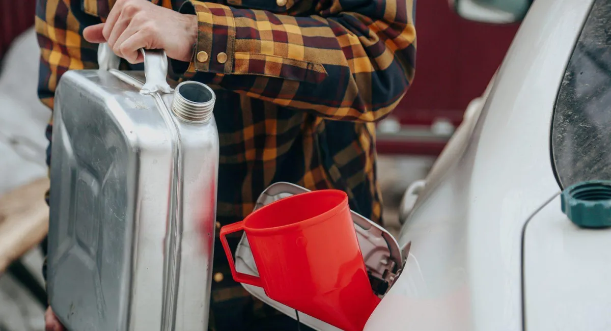 Сколько живет бензин в канистре: эксперт назвал реальный срок годности топлива - today.ua