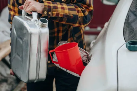 Сколько "живет" бензин в канистре: эксперт назвал реальный срок годности топлива