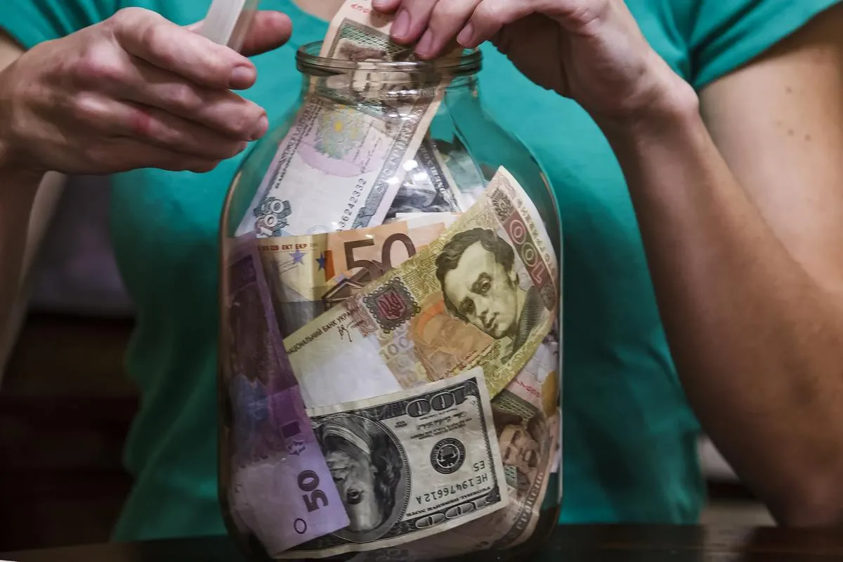 Не доллары: украинцам посоветовали, во что именно сейчас выгоднее всего вложить сбережения - today.ua