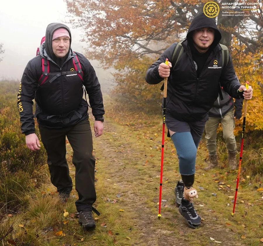 Без ніг, але з незламним духом: військові на протезах підкорили найвищу вершину Львівщини (фото) - today.ua