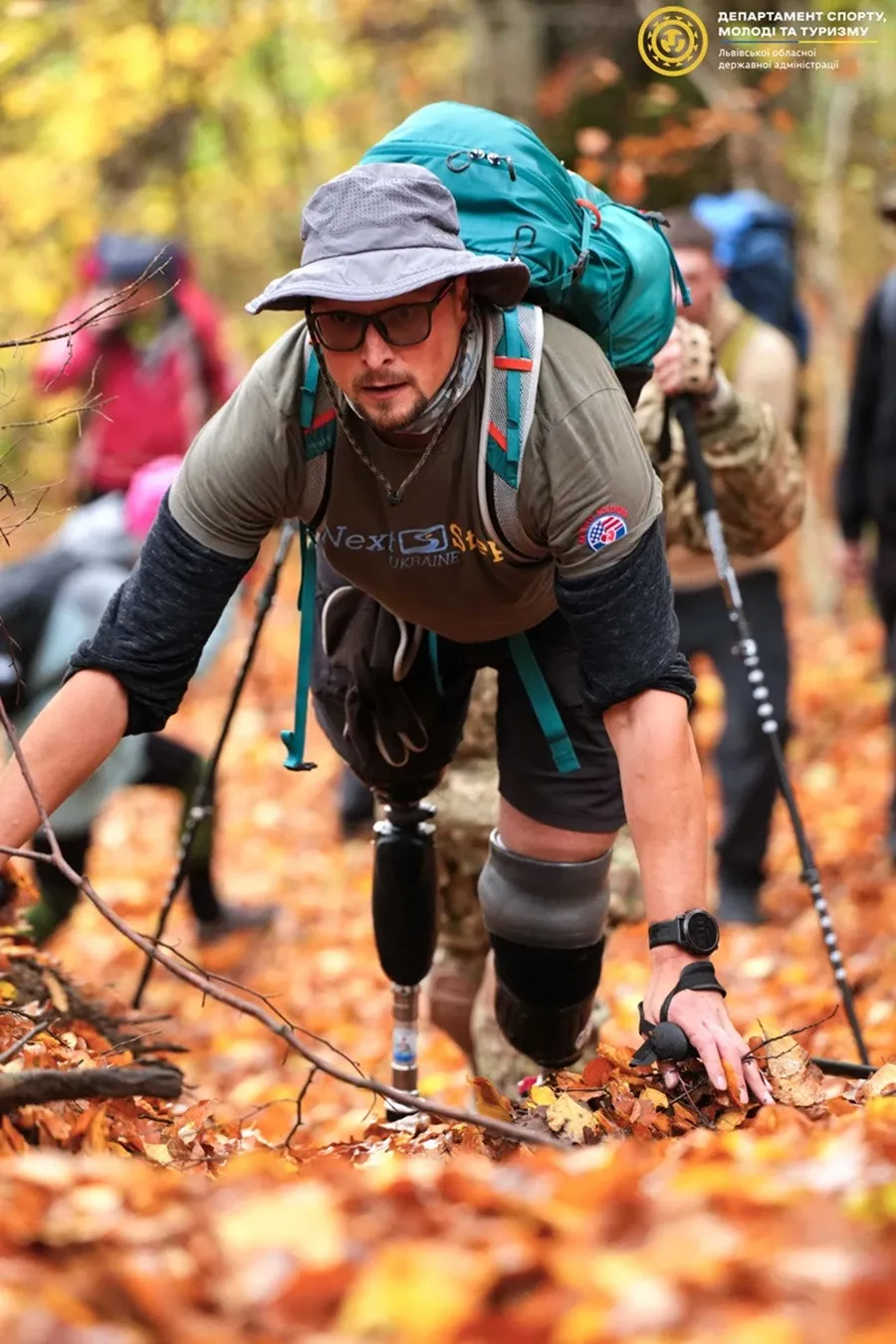 Без ніг, але з незламним духом: військові на протезах підкорили найвищу вершину Львівщини (фото) - today.ua