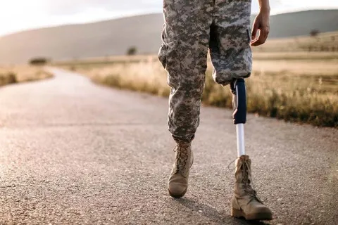 Без ніг, але з незламним духом: військові на протезах підкорили найвищу вершину Львівщини (фото)