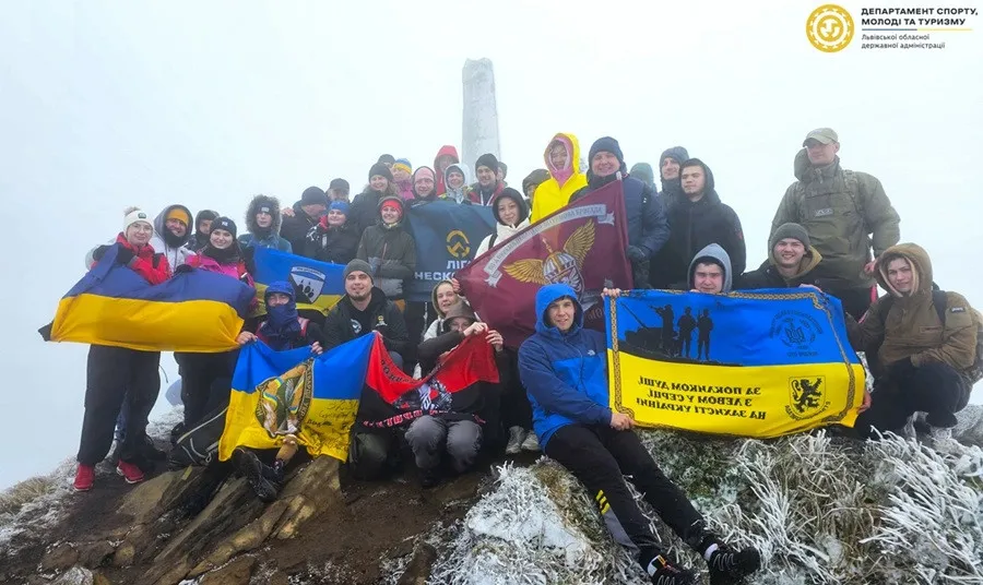 Без ніг, але з незламним духом: військові на протезах підкорили найвищу вершину Львівщини (фото) - today.ua