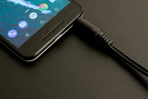 Завжди залишитесь на зв'язку: як зарядити смартфон без електрики та павербанка