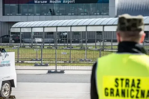 В аэропорту Варшавы отказали во въезде шестерым украинцам: как это объяснили пограничники