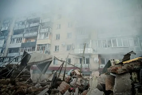 В Хмельницком три этажа многоэтажки разрушены взрывом газа: что известно о трагедии