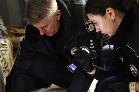 Трагедія у Миколаєві: двоє маленьких дітей залишились без нагляду і загинули, поки мати пиячила (відео)