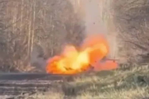 ГУР підірвало авто з підполковником ОМОНу РФ, причетним до воєнних злочинів на Київщині (відео)