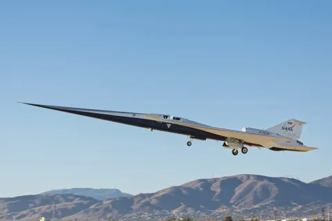 NASA показало будущее авиации: X-59, который летит быстрее звука, совершил первый полет (видео)