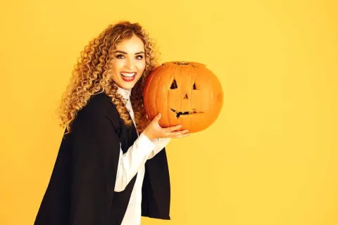 Манікюр на Хелловін: 10 моторошно-красивих ідей прикрашання нігтів для свята