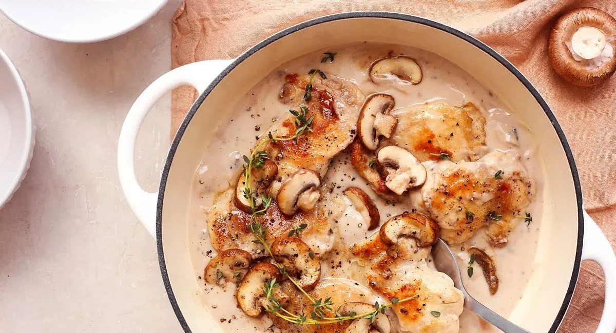 Вечеря, яку обожнюють чоловіки: як приготувати ніжну курку в сметані з грибами - today.ua